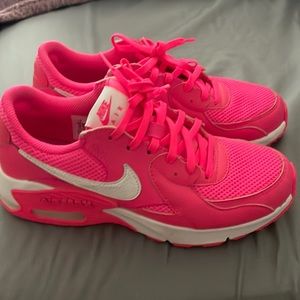 women’s nike air max size seven used but in very good condition .